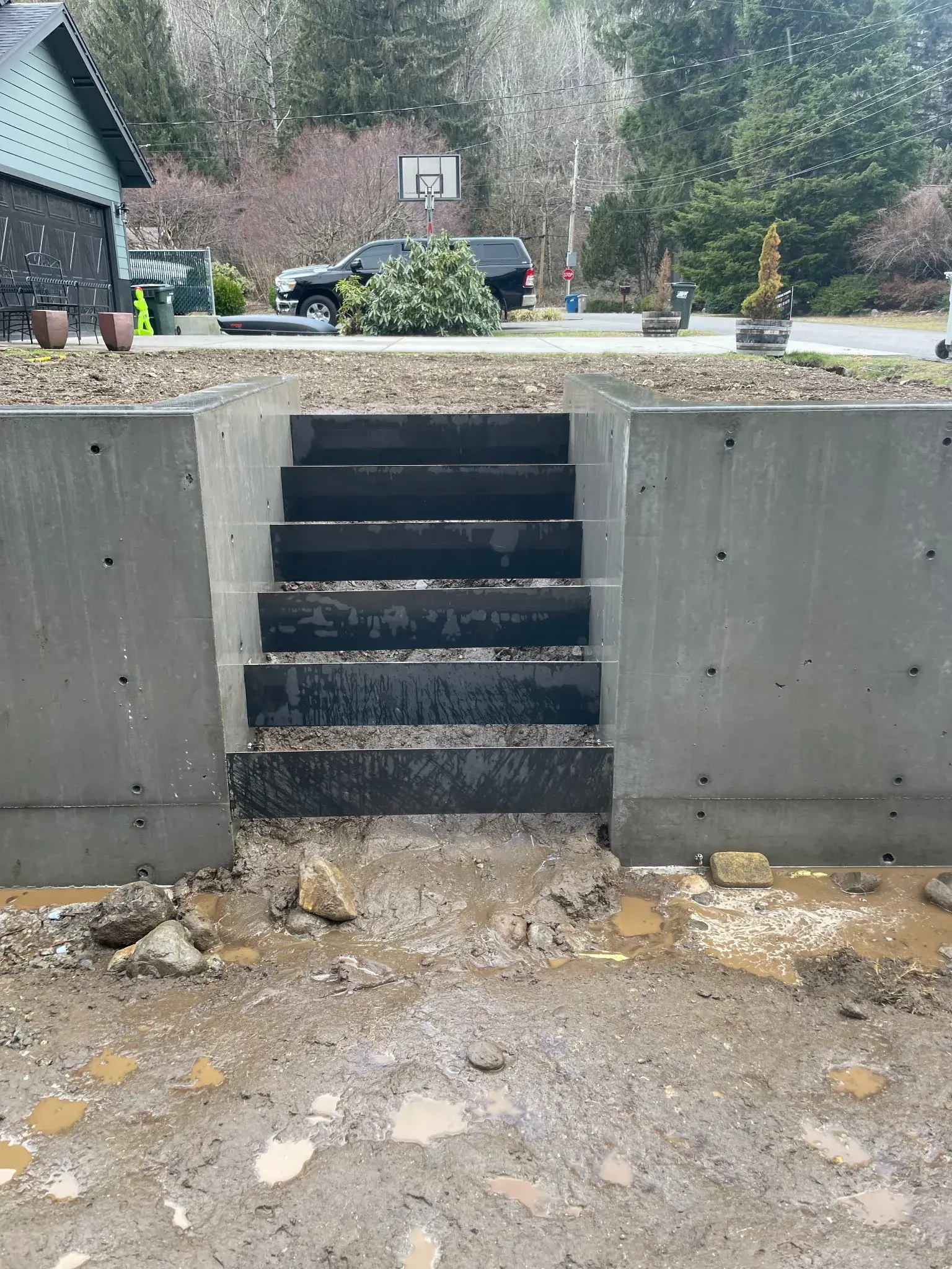 Retaining wall with integrated stairs